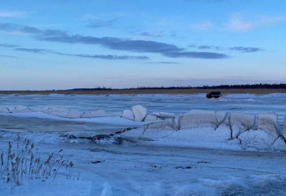 Четыре человека провалились под лёд под Архангельском, двое погибли